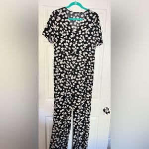 One piece Daisy Outfit Size: L Color: Black